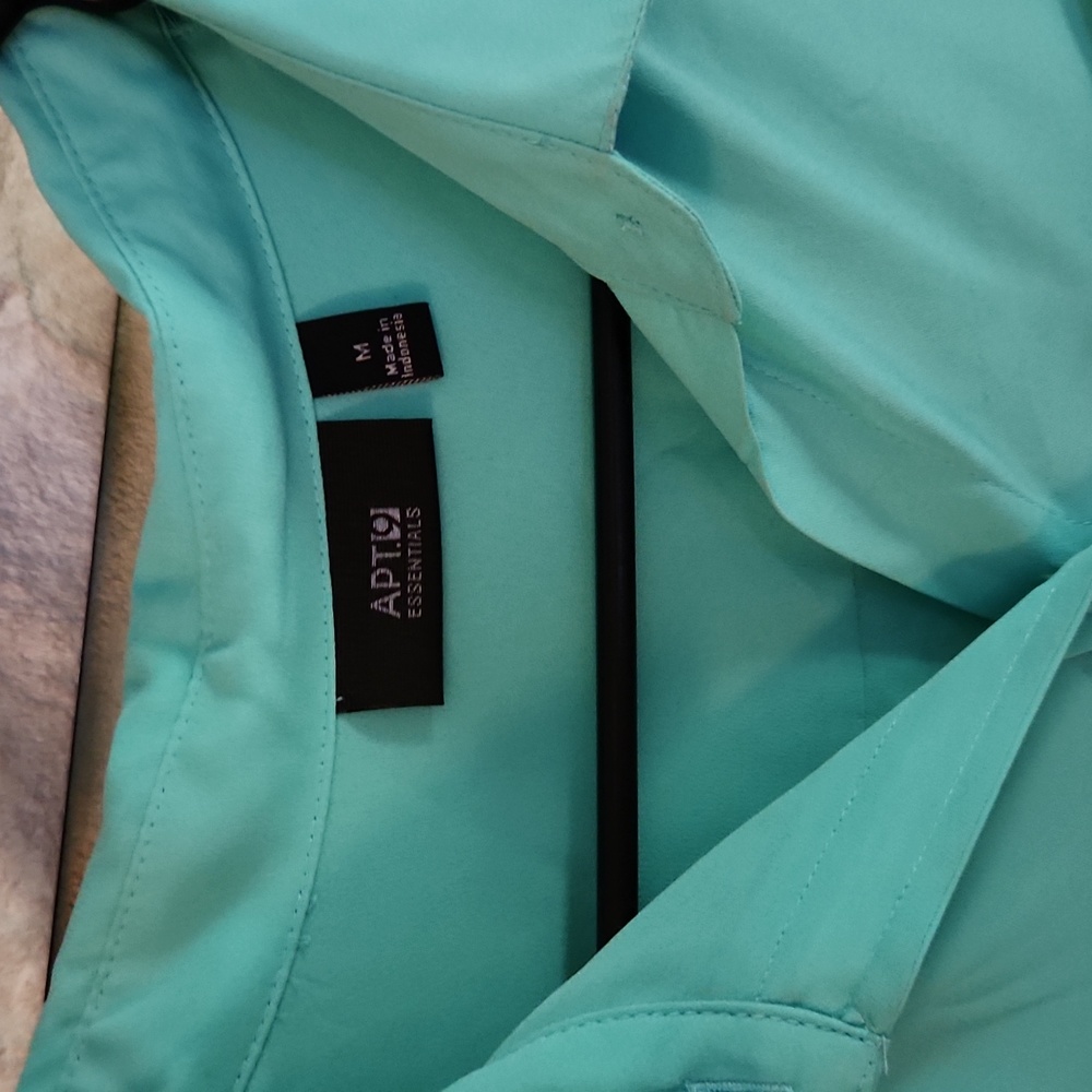 Button down - Picture 3 of 4